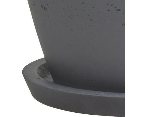 Detailní pohled na betonový květináč s podšálkem