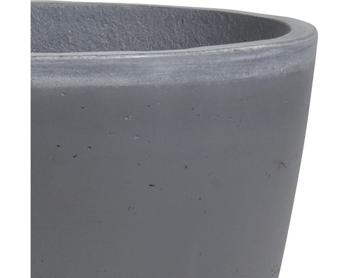 Detailní pohled na betonový květináč
