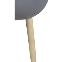 Detailní záběr květináče s dřevěnou nohou