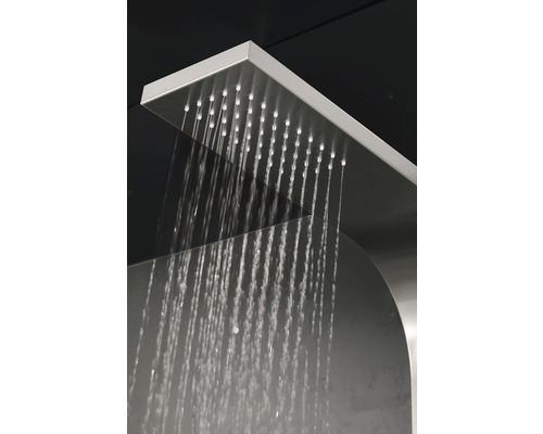 Čtvercová sprchová hlavice s vodními paprsky.