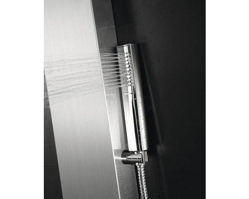 Sprchový panel se sprchovou hlavicí v koupelně