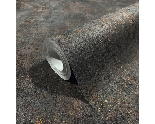 Role tapety s kovovou texturou.