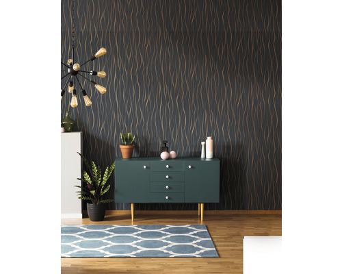 Obývací pokoj s vzorovanou tapetou, příborníkem, kobercem a pokojovými rostlinami