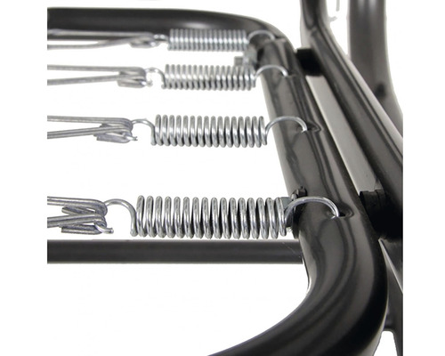 Detail pružin na černém kovovém rámu