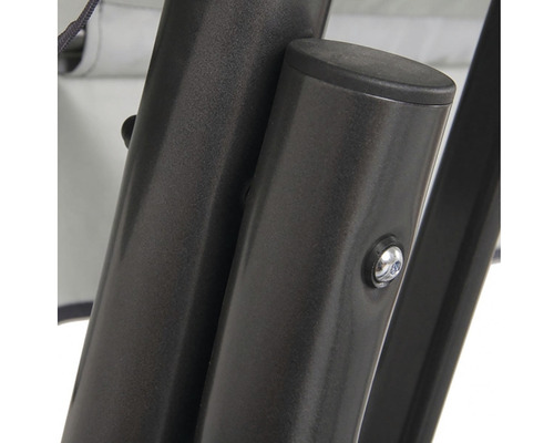 Detail kovového rámu houpačky