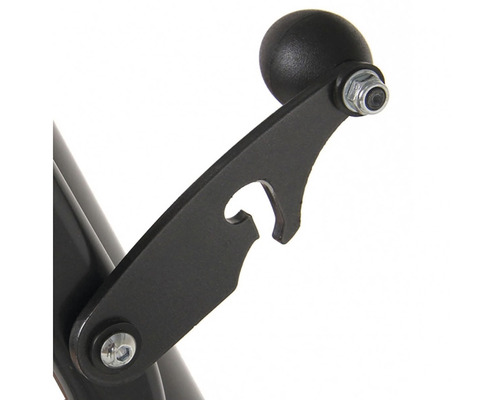 Detail posilovacího stroje s rukojetí a otvírákem na láhve