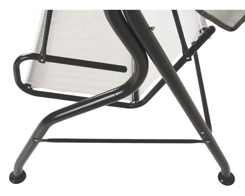 Detail nohou zahradní houpačky s kovovým rámem.