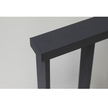 Detailní pohled na kovové zábradlí