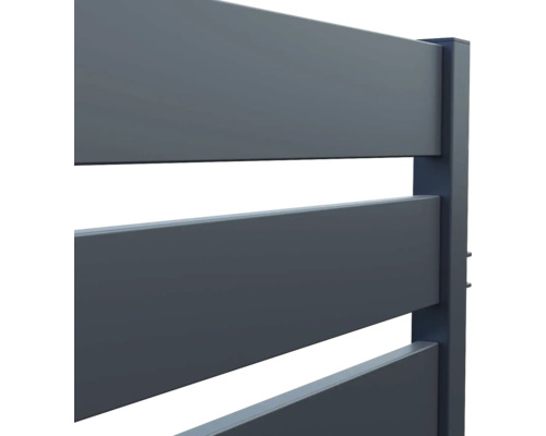 Detailní pohled na plotový prvek s vodorovnými lamelami