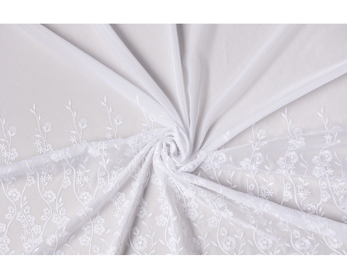 Bílá záclonová látka s květinovým vzorem