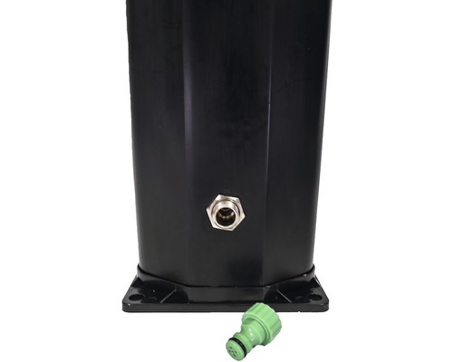 Kohoutkový konektor na černé základně sudu na dešťovou vodu s příslušným hadicovým kusem.