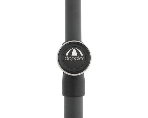 Logo Doppler na tyči slunečníku
