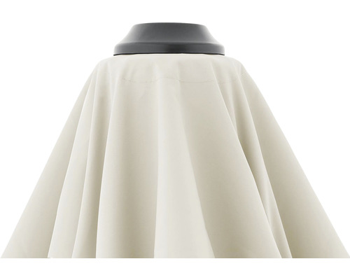 Detailní záběr slunečníku s béžovým potahem