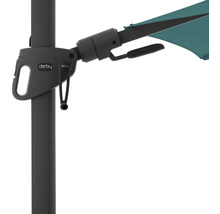 Logo Derby na slunečníku s klikovým mechanismem.