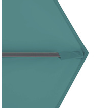 Detailní pohled na slunečník s kovovým rámem