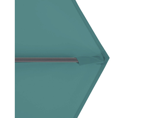 Detailní pohled na slunečník s kovovým rámem