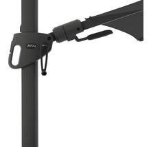 Logo Derby na slunečníku s klikovým mechanismem.