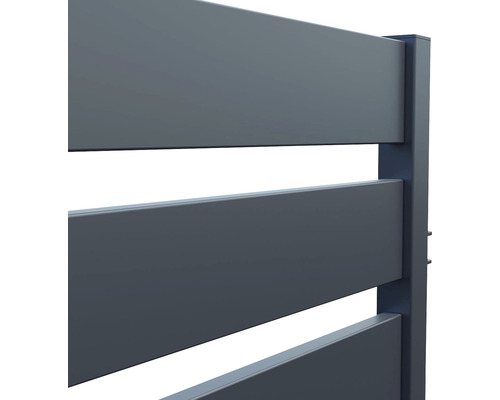 Detailní pohled na plotový prvek s vodorovnými lamelami a sloupky