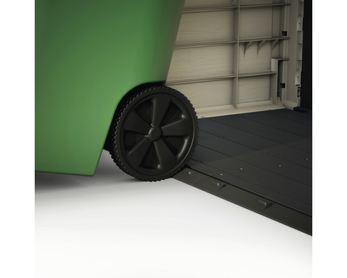 Detailní záběr zelené popelnice s černým kolečkem a rampou