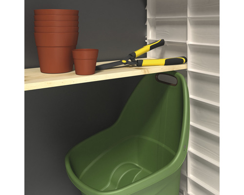 Zahradní scéna s květináči, zahradními nůžkami a zahradním pytlem