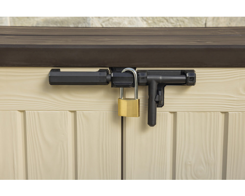 Detail zahradního boxu s visacím zámkem pro bezpečné uložení zahradního náčiní.