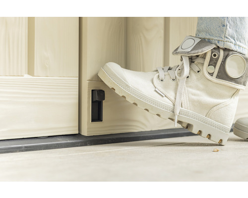 Noha ovládá zámek posuvných dveří.