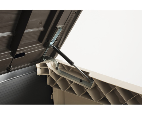 Detailní záběr otevřeného víka zahradního boxu s plynovou pružinou