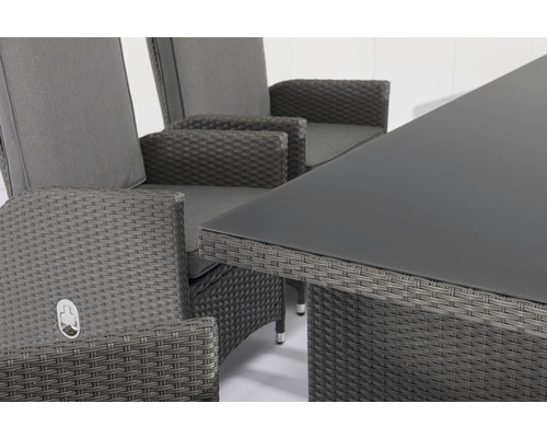 Detail zahradního stolu s povrchem z umělého ratanu a skleněnou deskou a odpovídajících židlí