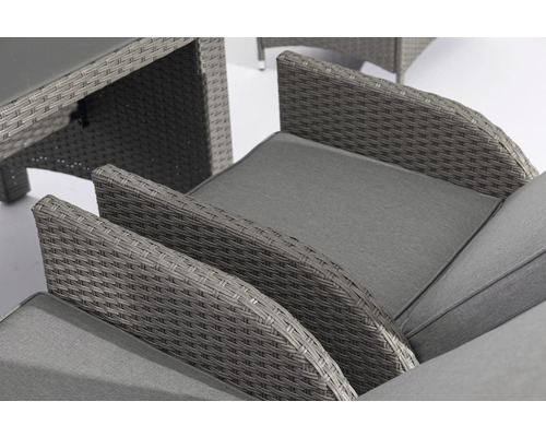 Detail ratanové sedací soupravy se stolem a polstry