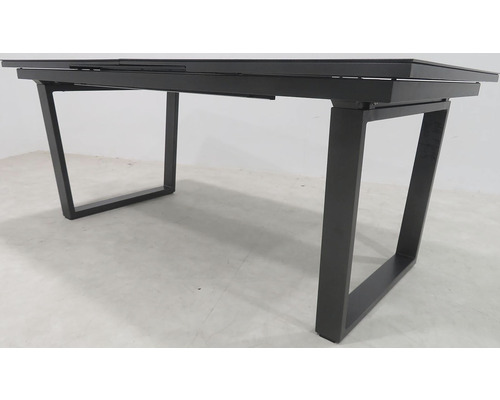 Rozkládací zahradní stůl s kovovým rámem