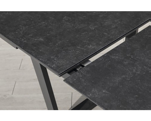 Detail rozkládacího stolu s kamennou deskou a kovovým rámem