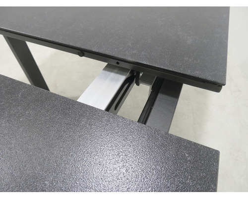 Detail zahradního stolu s výsuvnou funkcí a strukturovanou deskou