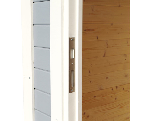 Detail posuvných dveří s kovovou mušlovou rukojetí