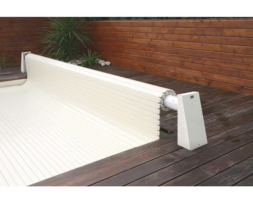 Automatický kryt bazénu na dřevěné terase