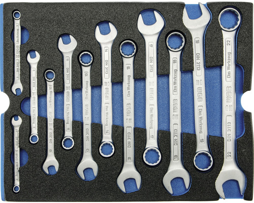 Sada otevřených klíčů různých velikostí v černé pěnové vložce