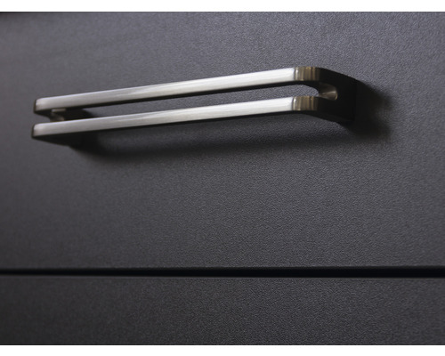 Detail skříně se stříbrnou rovnou rukojetí