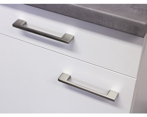 Detail zásuvek s úchyty na bílé skříňce