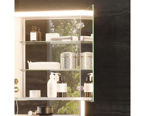 Zrcadlová skříňka se skleněnými policemi a koupelnovými doplňky