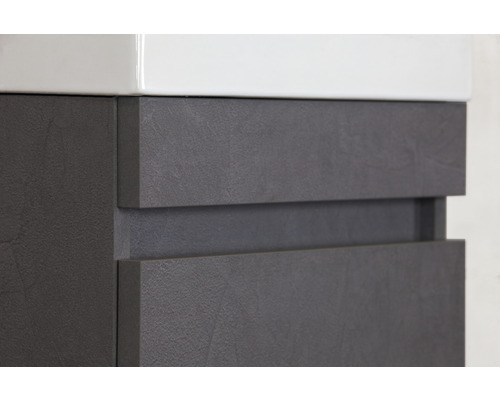 Detailní záběr skříňky pod umyvadlo v koupelně se dvěma zásuvkami a bílým keramickým krytem