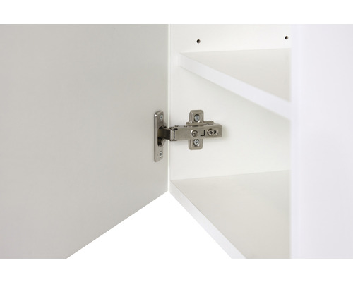 Závěs na bílých dvířkách skříně