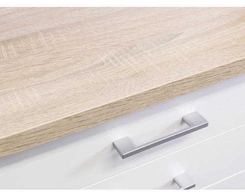 Detailní záběr nábytku s dřevěnou deskou a zásuvkami s úchyty