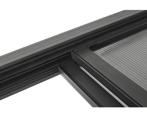 Detail terasového zastřešení s polykarbonátovými deskami a hliníkovým rámem