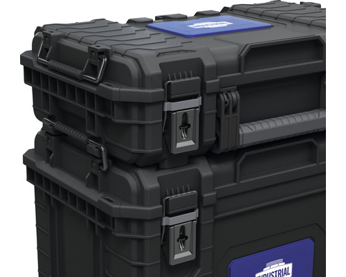 Dva černé kufříky s nářadím naskládané na sobě