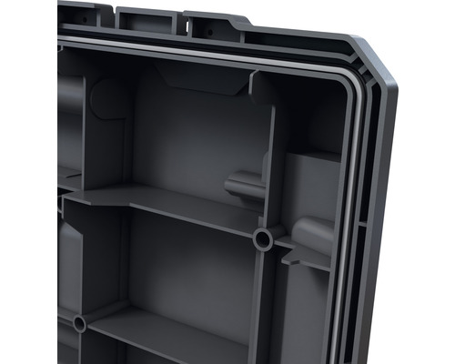 Vnitřní pohled na černý plastový kufr na nářadí