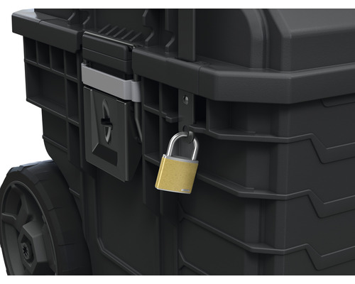 Detailní záběr uzamčeného, černého kufříku na nářadí s kolečky a visacím zámkem.
