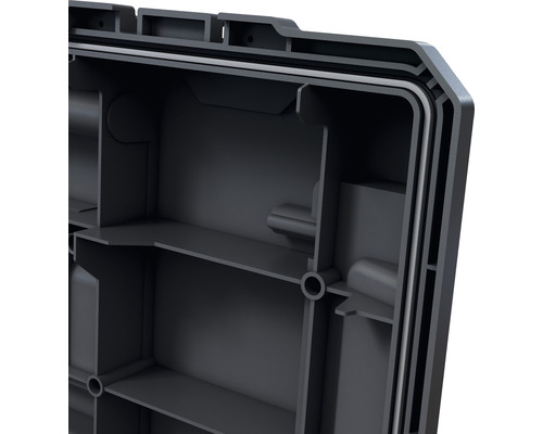 Detailní pohled na černou bednu na nářadí s přihrádkami