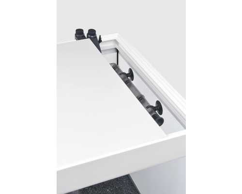 Detailní pohled na posuvný dveřní systém s pojezdovou lištou a kováním