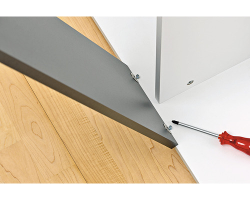 Sestavení skříně pomocí šroubováku