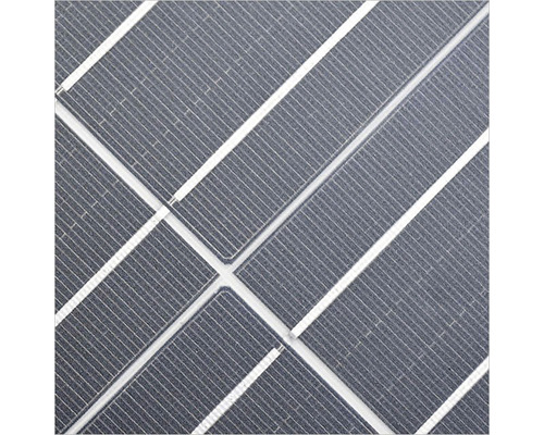 Detail solárního panelu s několika solárními články