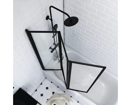 Koupelna s vanou, vanovou zástěnou, baterií a sprchovou soupravou